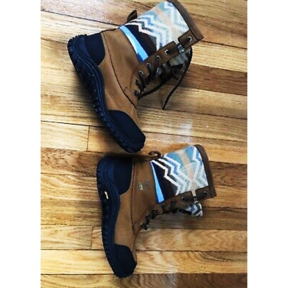 UGG Adirondack Pendleton edition size 10